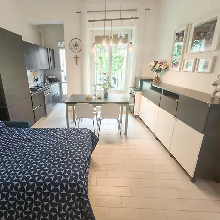 Isola Metro 20m Modern Balcony Arthome דירה מילאנו